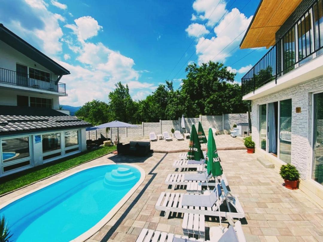 Green Hill Villa Кэлимэнешти Экстерьер фото